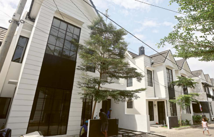 MINIMALIS MODERN: Tampak salah satu rumah komersial di daerah Bakalankrajan, Sukun yang menjadi incaran pembeli.
