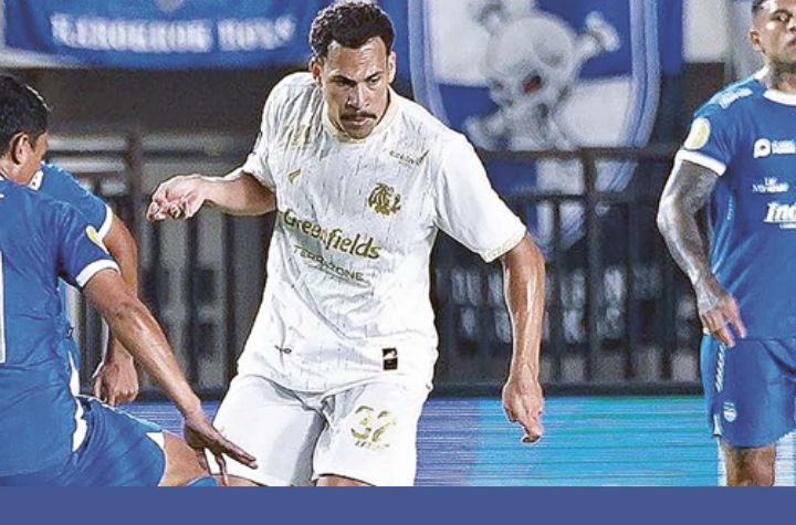 BANYAK PR: Pablo Oliveira(tengah) berusaha melepaskan umpan di laga melawan Persib Bandung, 25 Agustus lalu.