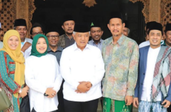 Pasangan calon Bupati Malang H M. Sanusi bersama calon Wakil Bupati Lathifah Shohib (putih)