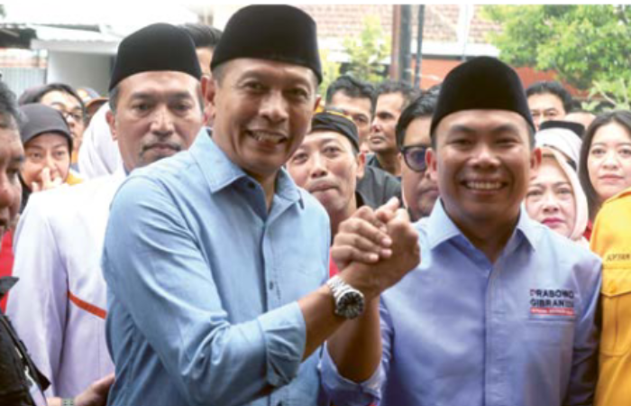BAWA MISI: Pasangan Wahyu Hidayat dan Ali Muthohirin saling berjabat tangan setelah mendaftarkan diri di kantor KPU Kota Malang kemarin