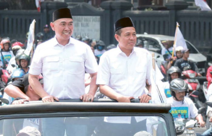 GAGAH: Pasangan ABADI datang ke KPUD Kota Malang dengan naik mobil jip serta mendapat kawalan dari para pendukung.