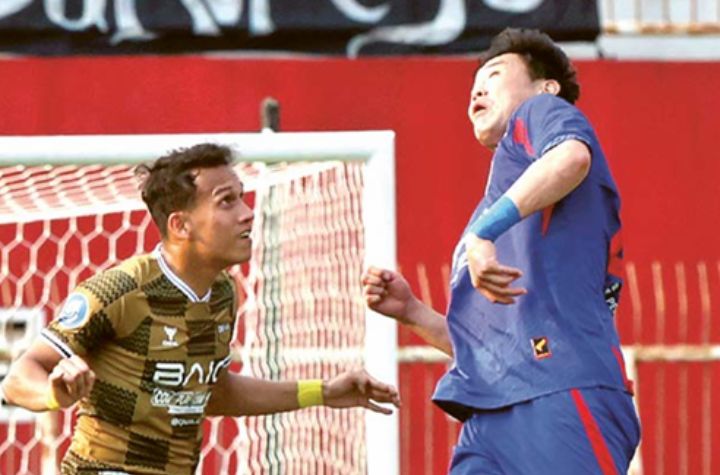 SEGERA PULIH: Choi Bo-kyung (kanan) berebut bola dengan winger Dewa United Egy Maulana Vikri pada laga, 12 Agustus lalu. Salim dan Choi bisa bermain lawan Bali United.