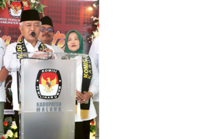 pETAHANA: palson M. Sanusi-Lathifah Shohib memberikan keterangan setelah mendaftar ke KpU Kabupaten Malang kemarin.