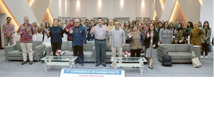 SEMARAK: Pimpinan FH UB foto bersama dengan peserta 7th Conference on Human Right kemarin