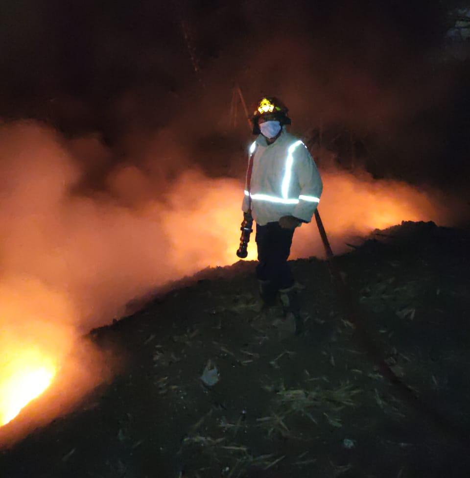 KEBAKARAN: Personel Damkar Kabupaten Malang menyemprotkan kobaran api yang membakar tumpukan sampah di area TPS Landungsari, Jalan Tirtosari, Dusun Klandungan, Desa Landungsari, Kecamatan Dau kemarin.