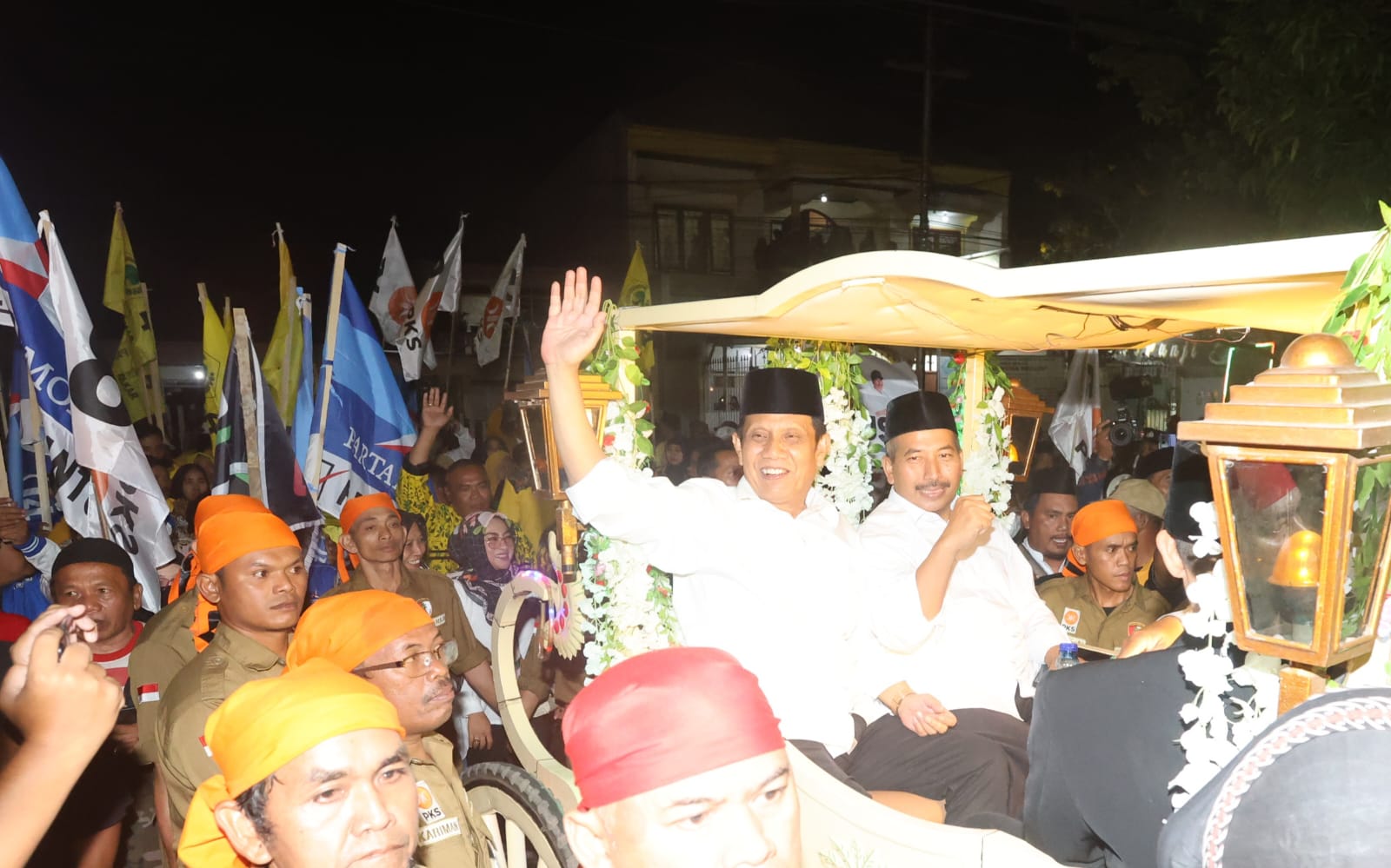 DAFTAR PILKADA: Gunawan Wibisono HS dan dr Umar Usman perjalanan menuju kantor KPU Kabupaten Malang, Jalan Raya Panji, Kepanjen, tadi malam (28/8).