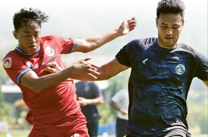 TINGKATKAN PERFORMA: Muhammad Rafli (kiri) mendapat pengawalan ketat pemain NZR Sumbersari dalam laga uji coba di ARG Soccer Field, Lawang, kemarin.
