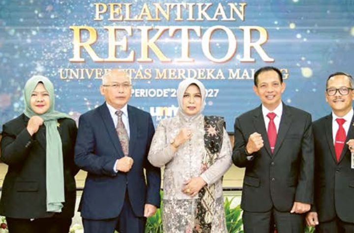 EMBAN TUGAS BARU: Dr Prihat Assih SE MSi AK CSRS (tengah) setelah dilantik menajdi Rektor UNMER Malang yang baru kemarin siang.