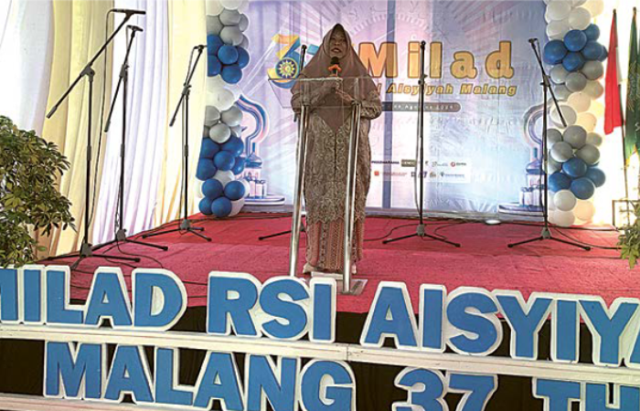 BERI PESAN: direktur rsi aisyiyah Malang dr rini Krisnawati MKes fisQua menyam paikan sambutan pembuka Milad Ke37 kemarin siang.
