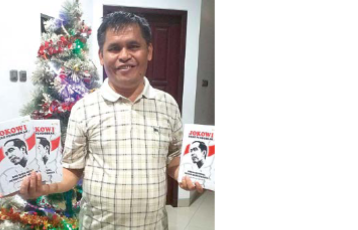 PRODUKTIF: Jonar menunjukkan buku biografi tentang Presiden RI Joko Widodo. Biografi tentang lima presiden lainnya juga sudah ditulis.