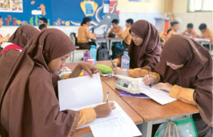 TERIMA BANTUAN: Siswa SMP Insan Amanah mengikuti pembelajaran di ruang kelas, kemarin siang (29/8).