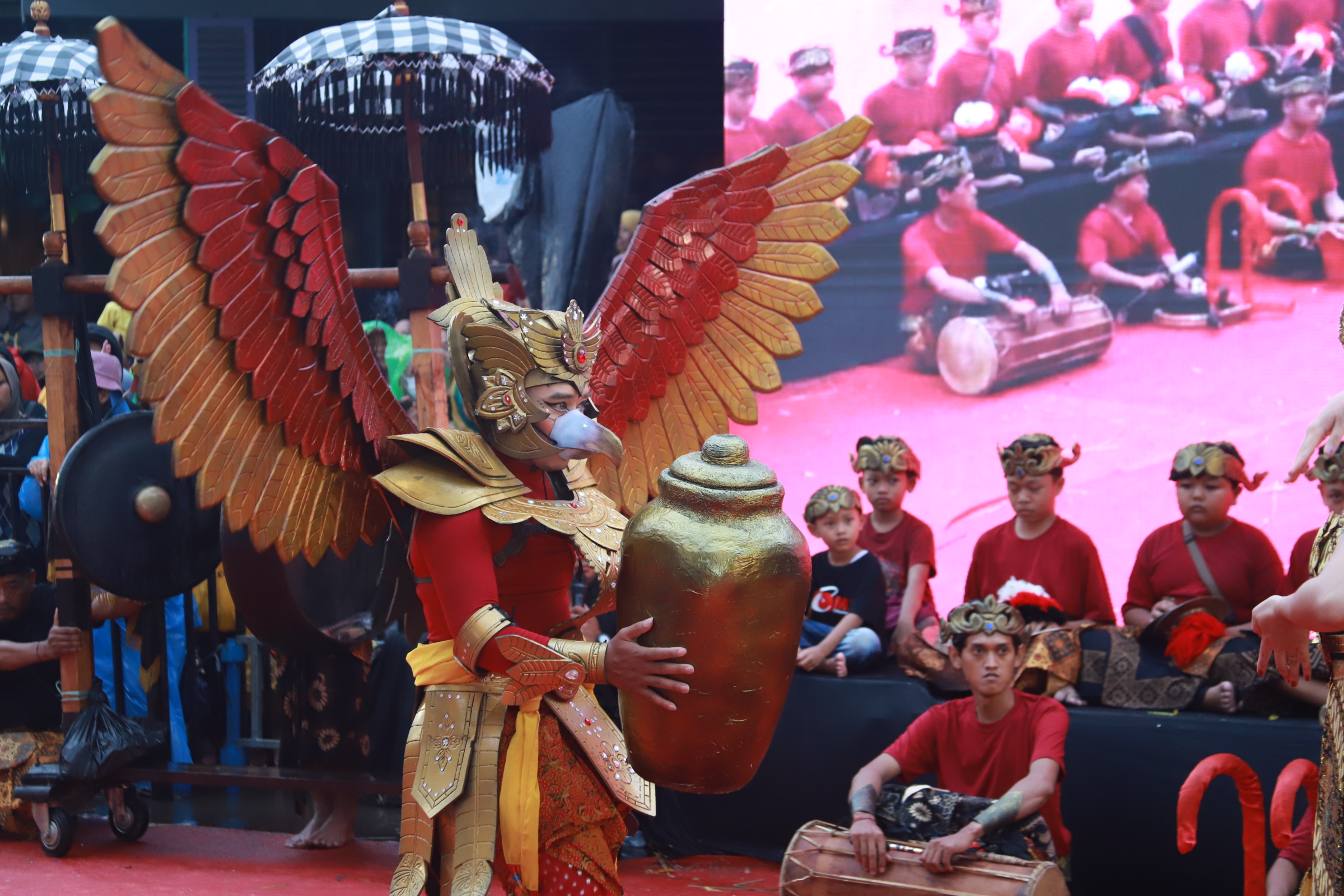 LESTARIKAN BUDAYA: Salah seorang seniman menunjukkan penampilannya di ajang Kanjuruhan Culture Carnival (KCC) tahun lalu. Tahun ini kembali digelar.