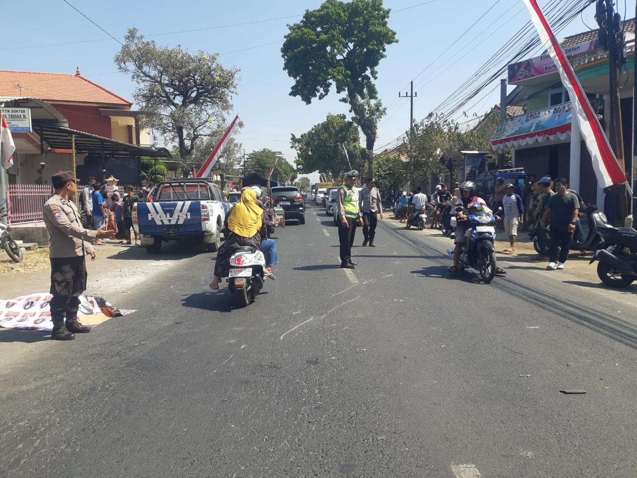LAKA: Aparat kepolisian mengatur arus lalu lintas di lokasi kecelakaan, Jalan Raya Desa Talangsuko, Kecamatan Turen, kemarin (30/8).