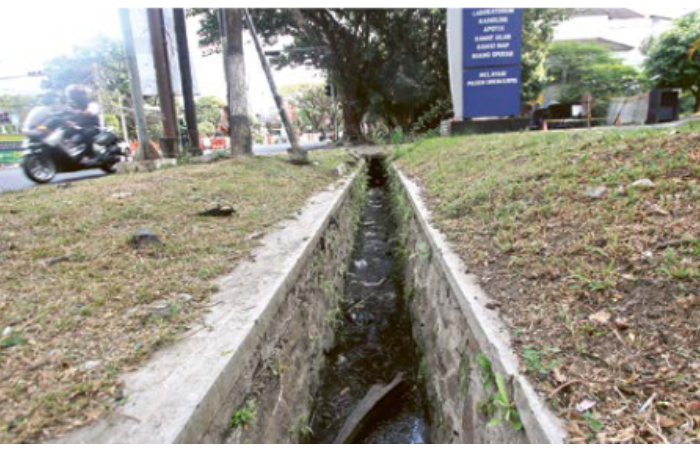 BUTUH BANTUAN ANGGARAN: Drainase di Jalan Soekarno-Hatta perlu dilebarkan agar bisa menampung volume air yang meningkat saat musim hujan.