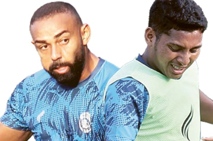SEMAKIN KOMPLET: Dalberto Luan (kiri) dan Salim Tuharea mengikuti sesi latihan bersama tim di ARG Soccer Field Lawang kemarin.