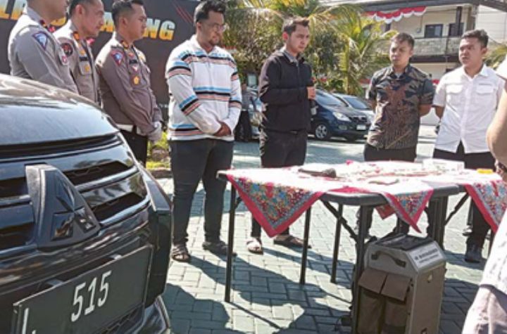 LANGGAR ATURAN: Syams Rachmasandi dan Alfin Aulia Rachman, dua warga Kota Malang bersama mobil Mitsubishi Pajero Sport yang diamankan di Polres Malang kemarin (30/8).