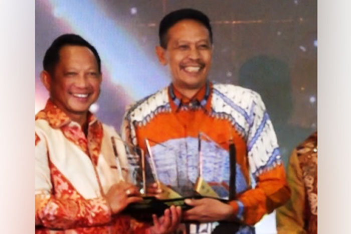 Tito Karnavian (kanan) Mendagri menyerahkan tiga penghargaan pemenang untuk Wahyu Hidayat, Pj Wali Kota Malang 2023-2024