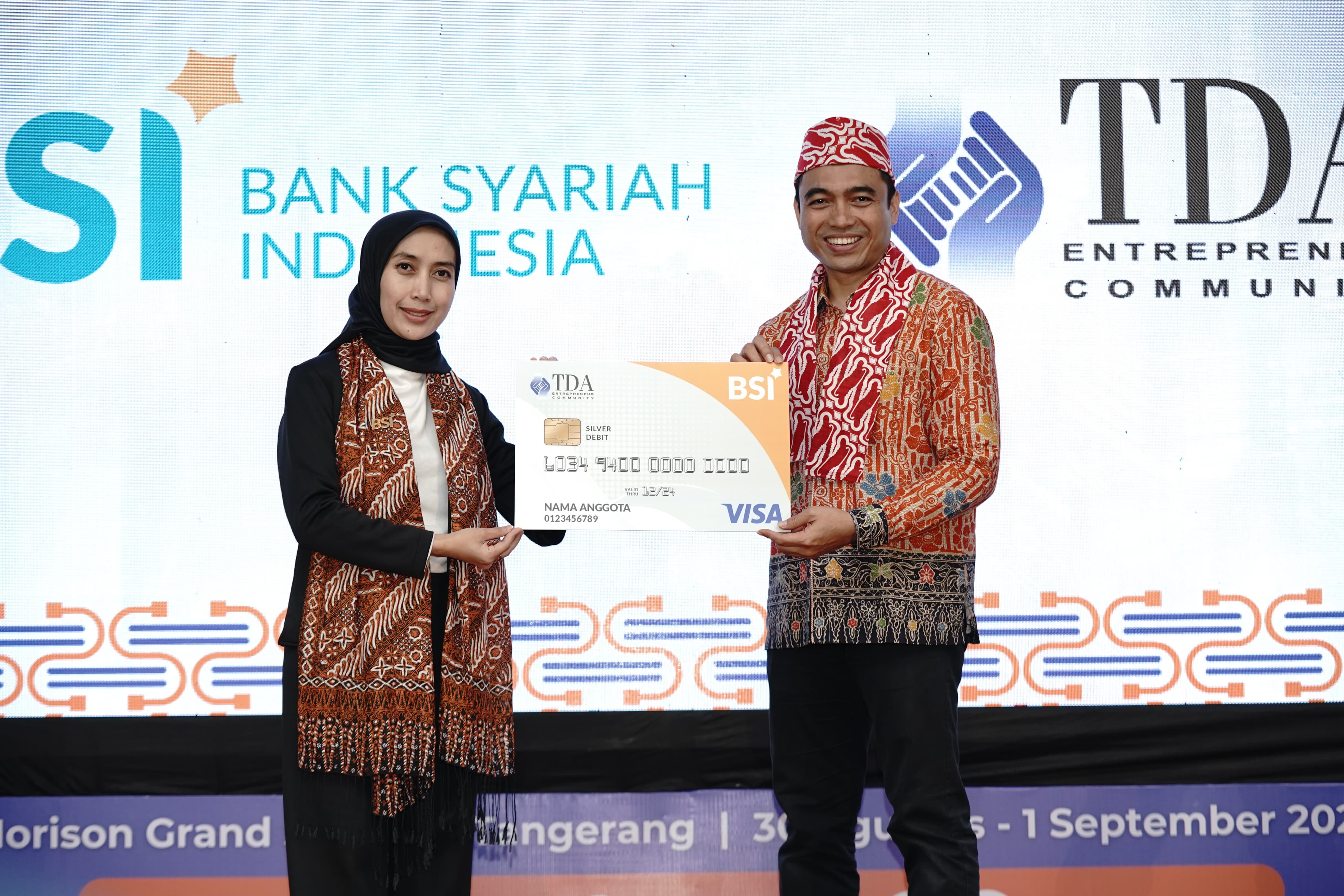 SVP Retail Deposit Solution BSI Vita Andrianty (kiri) bersama Presiden TDA 8.0 Eko Desriyanto (kanan) saat peluncuran Kartu Co-Branding ATM Debit BSI yang didesain khusus yang menjadi kartu member TDA