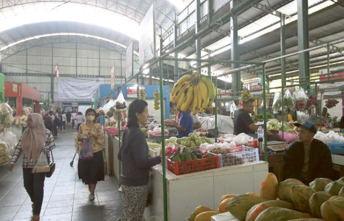 BAKAL DIGENJOT LAGI: Aktivitas jual beli di Pasar Klojen pada Jumat (30/8). Pemkot Malang menyiapkan sejumlah strategi untuk mendongkrak daya beli masyarakat.