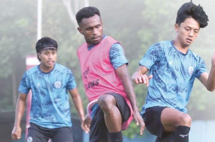 TIDAK JEMAWA: Achmad Maulana Syarif (kanan) berebut bola dengan Samuel Balinsa dalam sesi latihan di ARG Soccer Field, Lawang, Jumat lalu (30/8).
