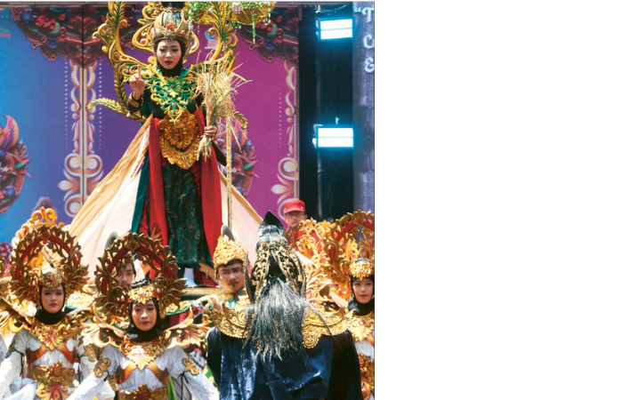 CeRiTa seJaRaH: peserta Kanjuruhan Culture Carnival dari Kecamatan Tajinan menghadirkan cerita tentang situs patirtaan ngawonggo. ada yang berperan sebagai Dewi sri.