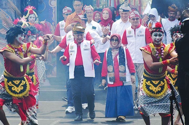 MEMBAUR: Bupati Malang H M. Sanusi bersama istri memasuki area panggung kehormatan KCC 2024.