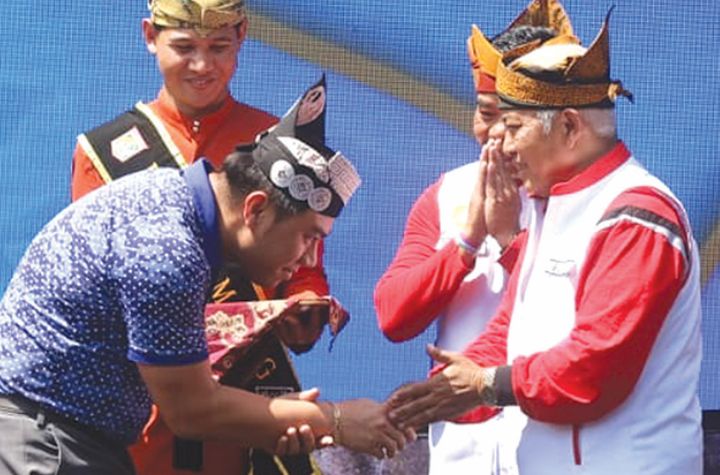 MANCANEGARA: Bupati Malang H M. Sanusi (dua dari kanan) mengalungkan syal kepada undangan yang mewakili ASEAN.