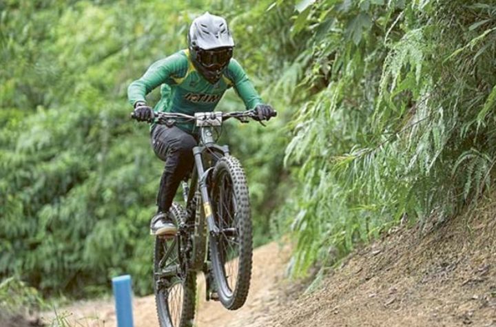 BIDIK PRESTASI: Atlet Downhill Kota Malang Dois Audi Fikriansyah berlatih di lintasan downhill, Songgoriti, Kota Batu, beberapa waktu lalu.