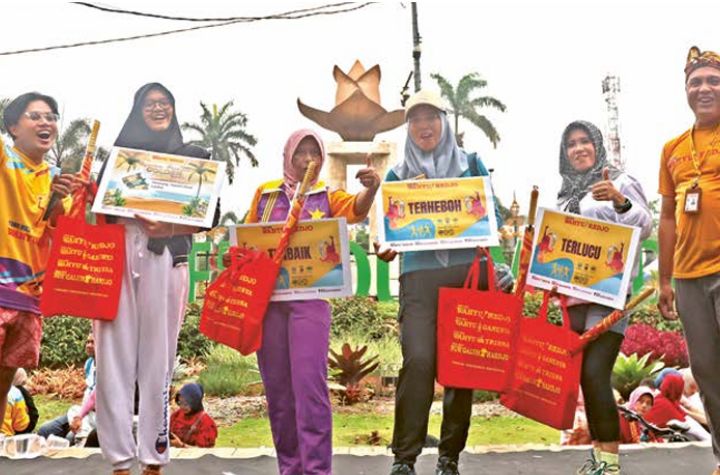 BAHAGIA: Toko Mas Wahyu Redjo membagikan beberapa hadiah kepada pengunjung CFD Ijen kemarin.