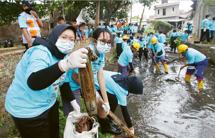 pEDUlI lINGKUNGAN: Sekitar 600 mahasiswa Universitas Brawijaya membersihkan sungai di Kelurahan Tunggulwulung bersama warga sekitar kemarin (1/9). Acara itu bekerja sama dengan DlH Kota malang, DpUpRp