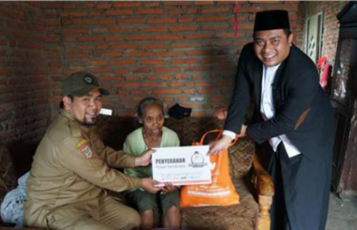 TOTALITAS: Sejumlah program sosial digelar drh Puguh Wiji Pamungkas di Kabupaten Malang. Salah satunya adalah bakti sosial.