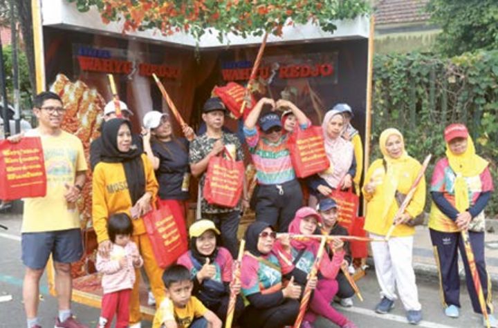 MERIAH: Toko Mas Wahyu Redjo membawa sejumlah poster edukasi terkait investasi perhiasan emas.