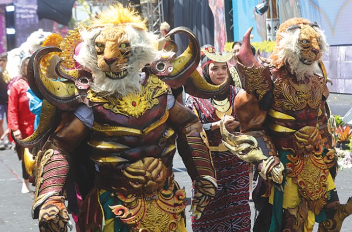 KREATIF: Kontingen dari Kecamatan Pakis mengenakan kostum harimau.