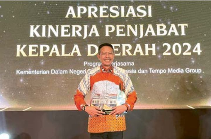 INSPRATIF: Dr Ir Wahyu Hidayat MM menjadi satusatunya Pj kepala daerah di Jatim yang menerima penghargaan dari Tempo Media dan Kemendagri.