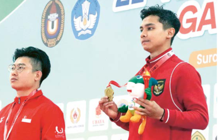 PRESTASI INTERNASIONAL: Akbar Dwi Affandi (kanan) mendapatkan medali emas di ajang ASEAN University Games 2024 di Ubaya Sports Center, bulan lalu.