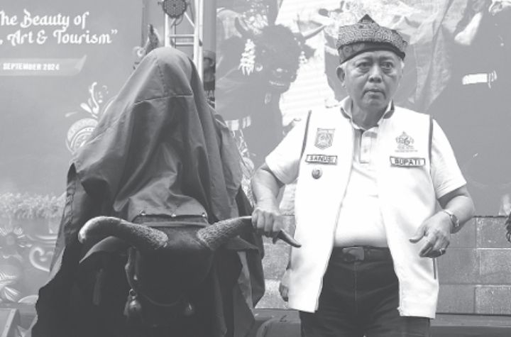 BERJIWA SENI: Bupati Malang H M. Sanusi turut tampil saat pertunjukan bantengan di ajang Kanjuruhan Bantengan Festival (KBF) di Jalibar Kepanjen.