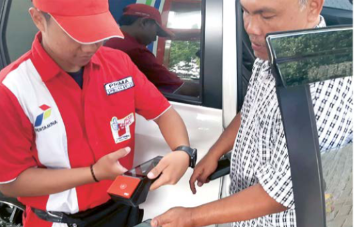UJI COBA: SpBU di Jalan Bandung menerapkan QR Code untuk pembelian pertalite di atas Rp 200 ribu kemarin (1/9)