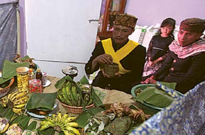 TRADISI: Warga Desa Ngadas, Kecamatan Poncokusumo, Kabupaten Malang menjalani ritual karo, Rabu lalu (21/8).