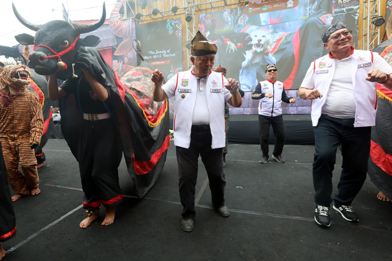 Bupati Malang H M. Sanusi (tengah) saat Kanjuruhan Bantengan Festival (KBF) Kepanjen