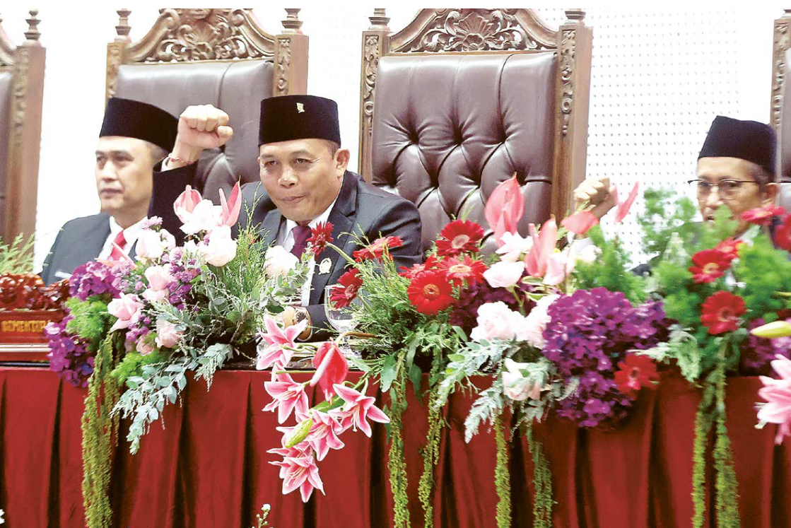 KANDIDAT TERKUAT: Ketua Sementara DPRD Kota Malang I Made Riandiana Kartika (tengah) memimpin penutupan sidang paripurna pada Sabtu (24/8).
