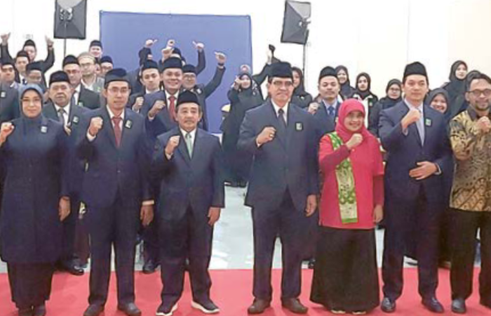 PELANTIKAN: Rektor Universitas Islam Raden Rahmat (Unira) KH Imron Rosyadi Hamid SE MSi bersama para pejabat baru, Sabtu lalu (31/8).