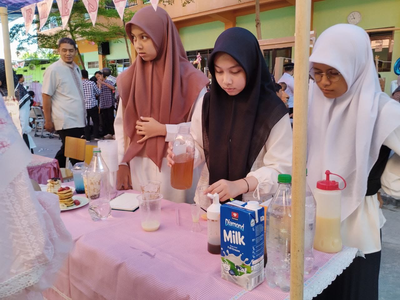 Praktik membuat es boba sesuai materi yang diterima ketika magang