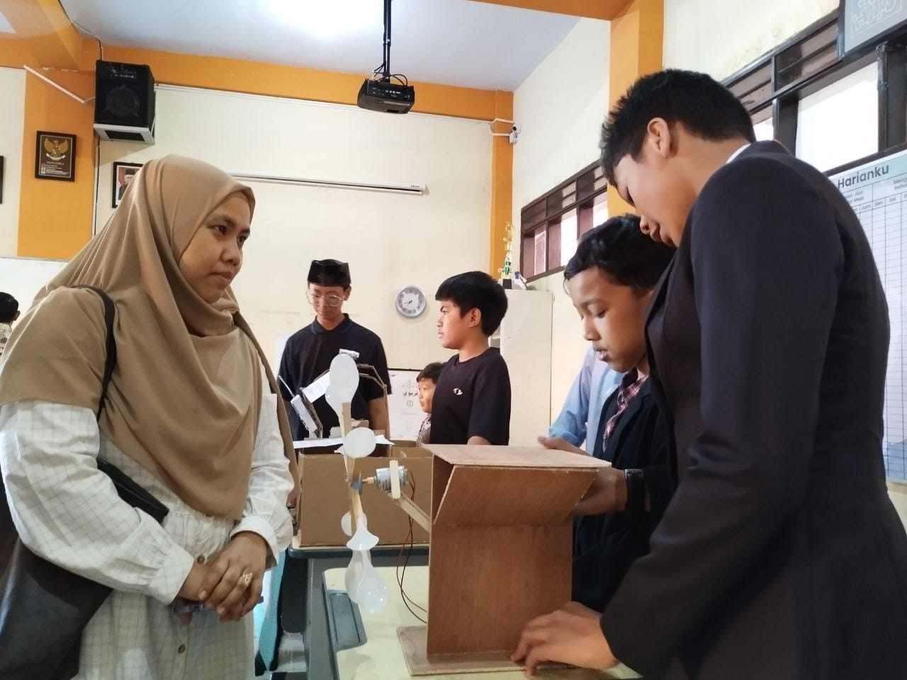 Siswa mempresentasikan hasil kunjungan kepada orang tua
