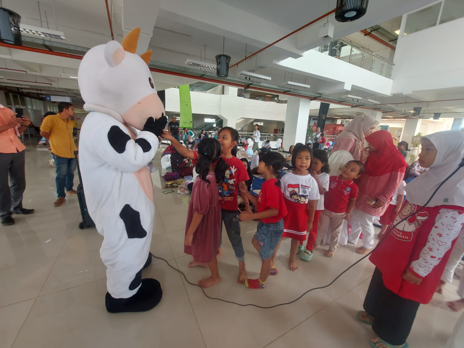 Perusahaan Susu milik Koperasi Agro Niaga tengah merayakan hari kemerdekaan RI