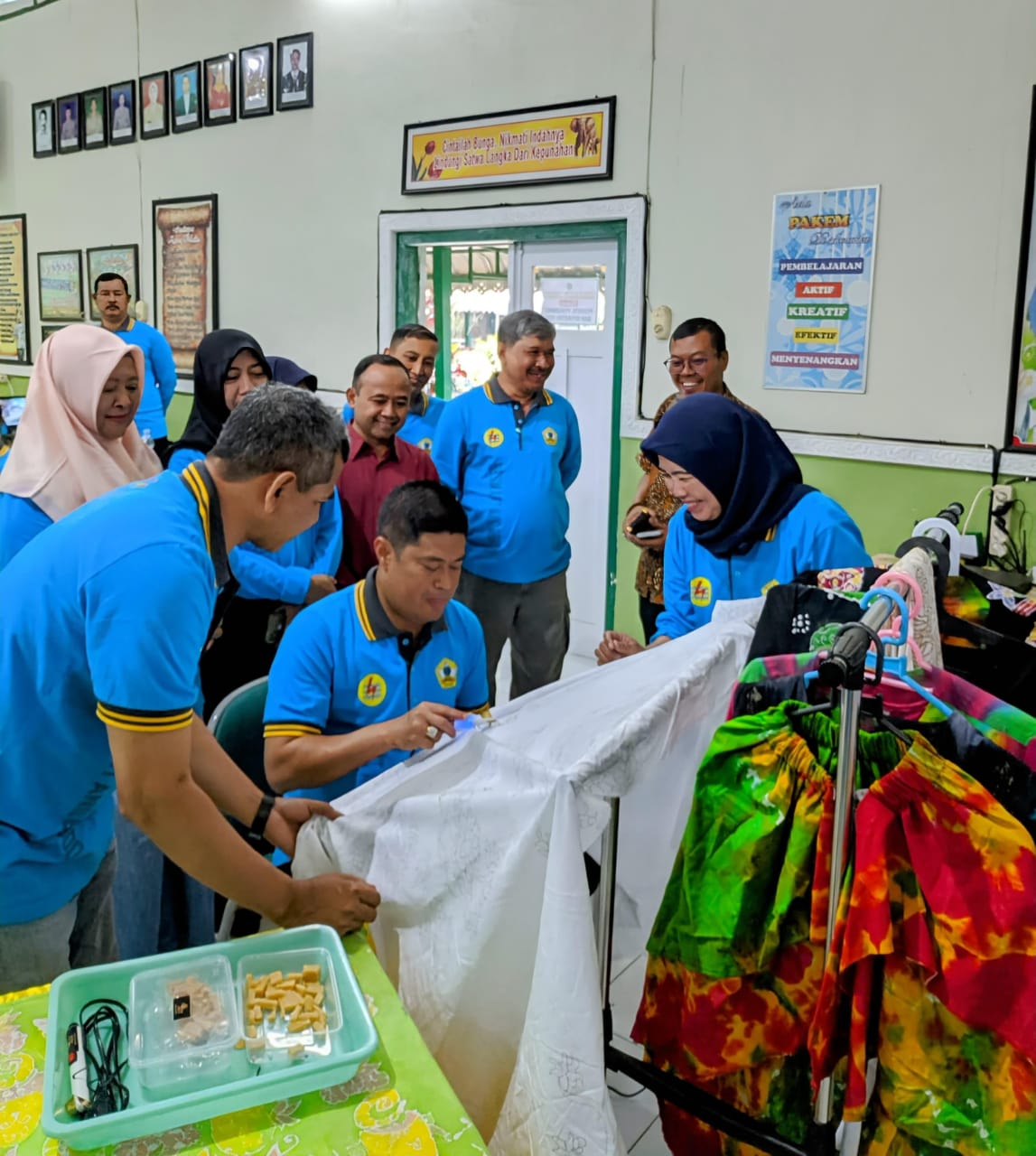 APRESIASI : Kepala Disdikbud Kota Malang Suwarjana SE MM mencoba membatik saat acara workshop kebijakan Sekolah Digital di SDN Tunjungsekar 1, Sabtu (25/8).