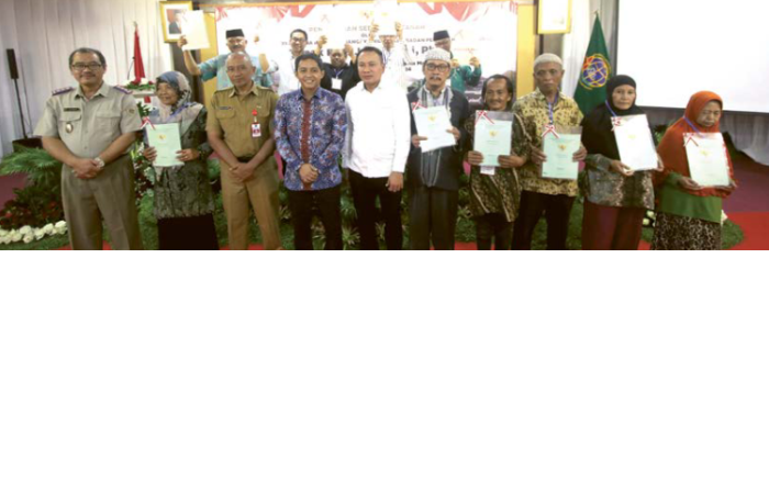 DATANG LANGSUNG: Wamen ATR/BPN RI Raja Juli Antoni (empat dari kiri) foto bersama dengan perwakilan Pemkot, tokoh agama, dan warga Kota Malang setelah menyerahkan sertifikat tanah.