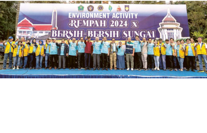 ENVIRONMENT ACTIVITY: Para tamu VIP dari LCMI, FT UB, dan Pemkot Malang foto bersama seusai melaksanakan upacara pelepasan peserta Bersih-Bersih Sungai (Rempah) 2024 di Lapangan Rektorat UB