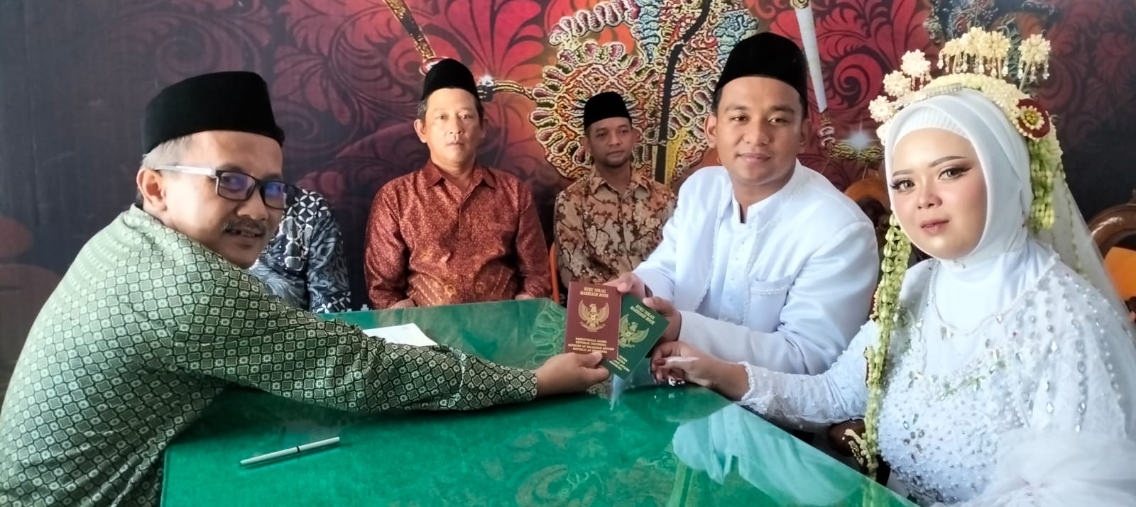 FASILITAS KANTOR: Kepala KUA Kecamatan Kepanjen Zubaidi (kiri) menikahkan kedua mempelai di kantornya.