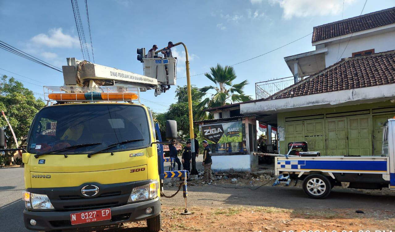 TERIMBAS PROYEK: Personel dari Dishub Kabupaten Malang mencopot rambu lalu lintas di sejumlah titik kemarin (3/9).