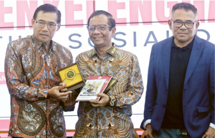 RUMUSKAN REKOMENDASI: Mantan Menteri Menko Polhukam Mahfud MD (tengah) menerima cenderamata dari Rektor UM Prof Dr Hariyono MPd setelah kegiatan FGD, kemarin.